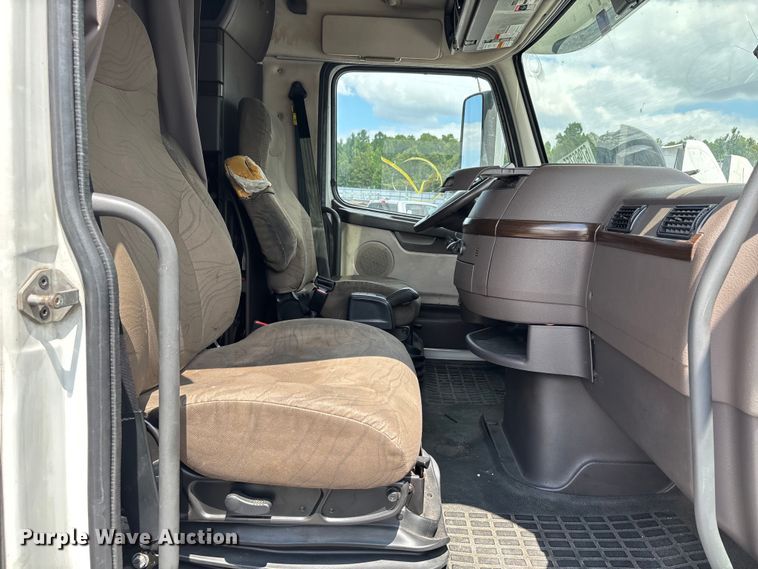 image for item YA0856 2017 Volvo VNL semi truck