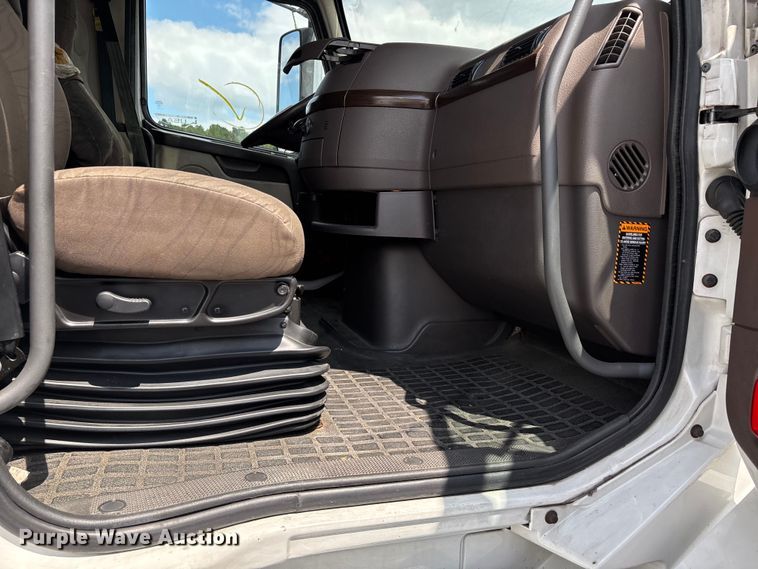 image for item YA0856 2017 Volvo VNL semi truck