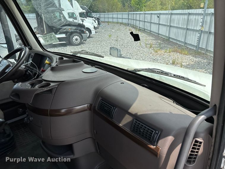 image for item YA0856 2017 Volvo VNL semi truck