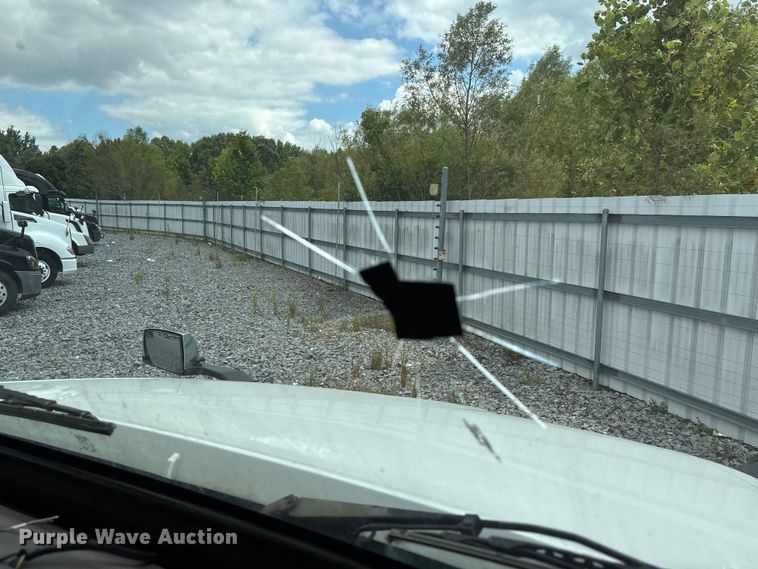 image for item YA0856 2017 Volvo VNL semi truck