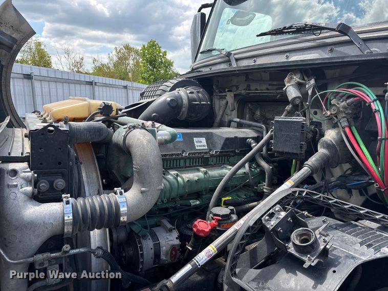 image for item YA0856 2017 Volvo VNL semi truck