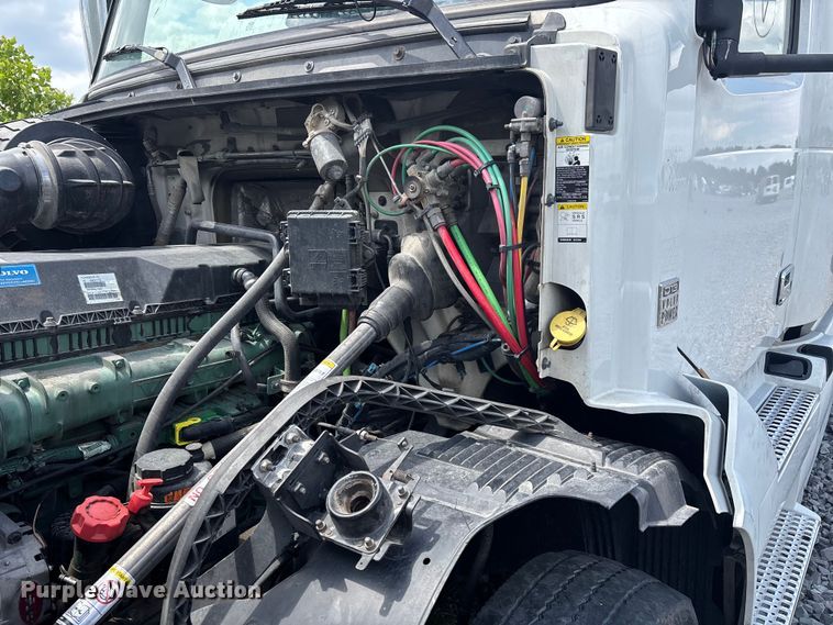 image for item YA0856 2017 Volvo VNL semi truck