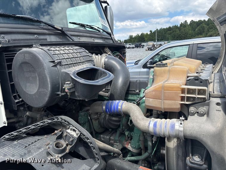 image for item YA0856 2017 Volvo VNL semi truck