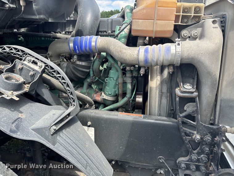 image for item YA0856 2017 Volvo VNL semi truck