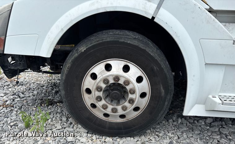 image for item YA0856 2017 Volvo VNL semi truck