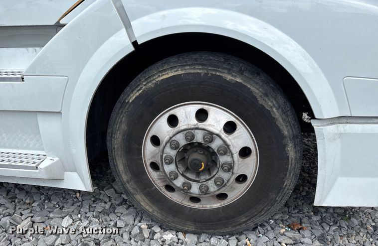 image for item YA0856 2017 Volvo VNL semi truck