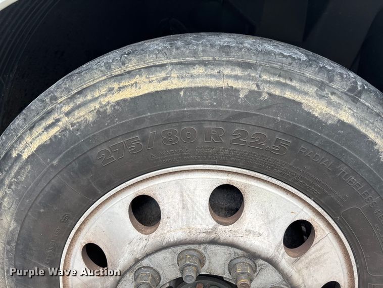 image for item YA0856 2017 Volvo VNL semi truck