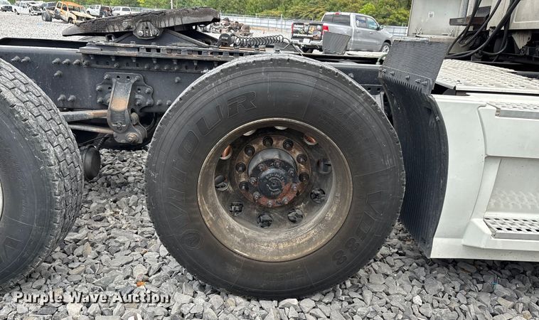 image for item YA0856 2017 Volvo VNL semi truck