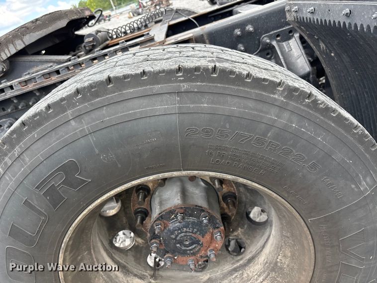 image for item YA0856 2017 Volvo VNL semi truck