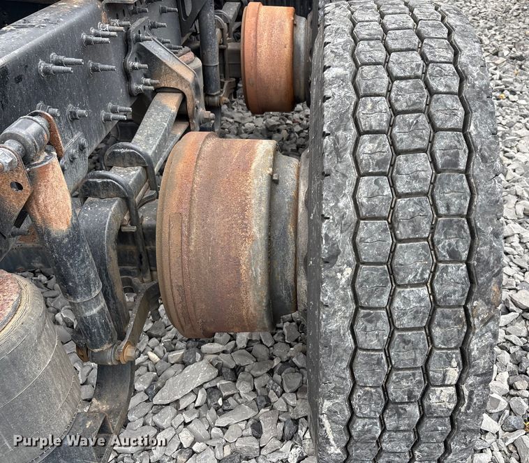 image for item YA0856 2017 Volvo VNL semi truck