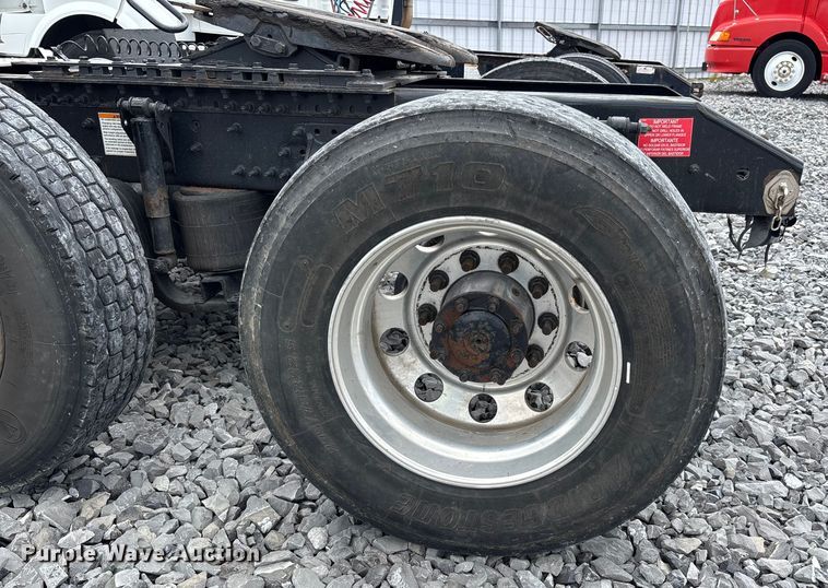 image for item YA0856 2017 Volvo VNL semi truck