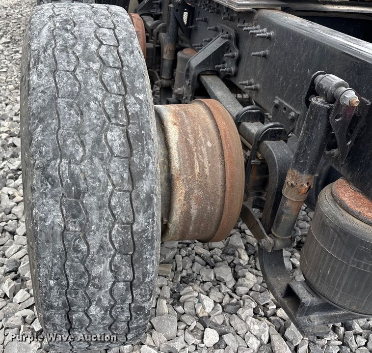 image for item YA0856 2017 Volvo VNL semi truck