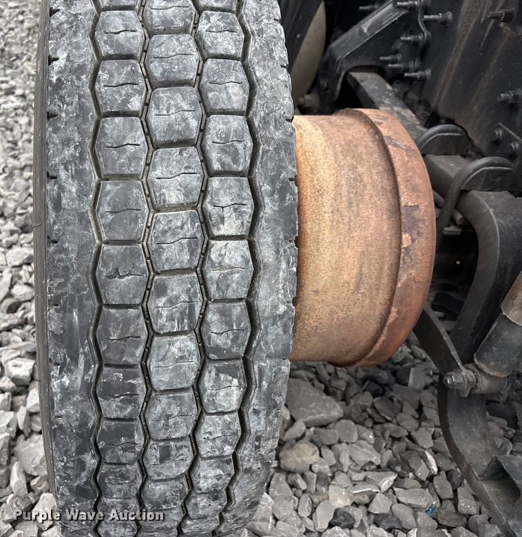 image for item YA0856 2017 Volvo VNL semi truck