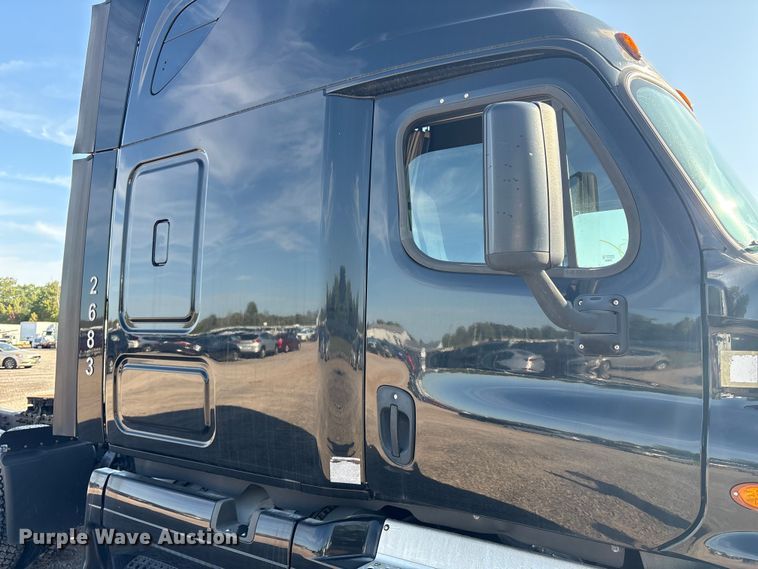 image for item YA0858 2015 Freightliner Cascadia semi truck