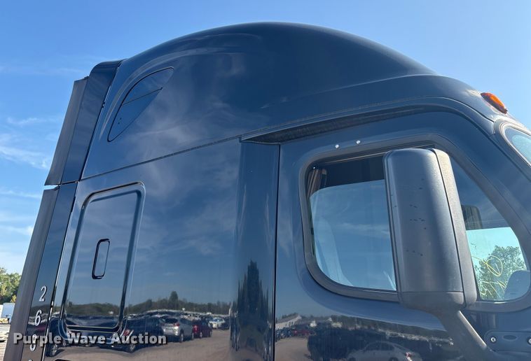 image for item YA0858 2015 Freightliner Cascadia semi truck