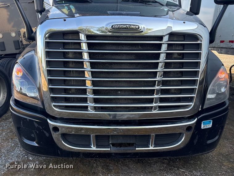 image for item YA0858 2015 Freightliner Cascadia semi truck