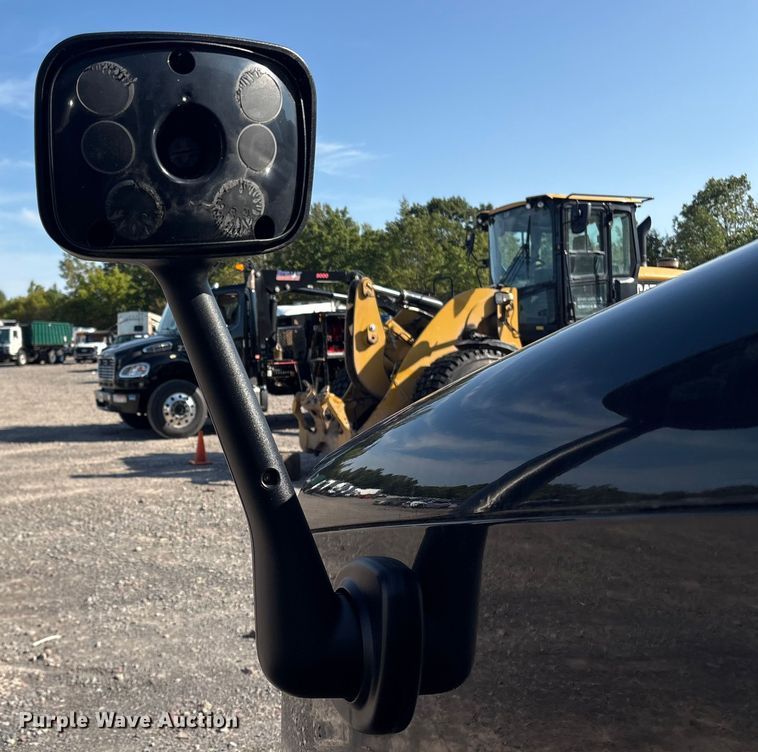 image for item YA0858 2015 Freightliner Cascadia semi truck