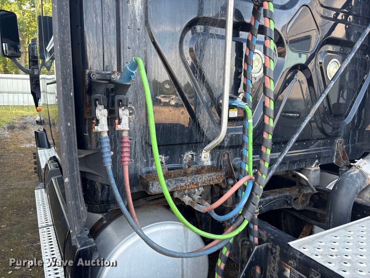 image for item YA0858 2015 Freightliner Cascadia semi truck