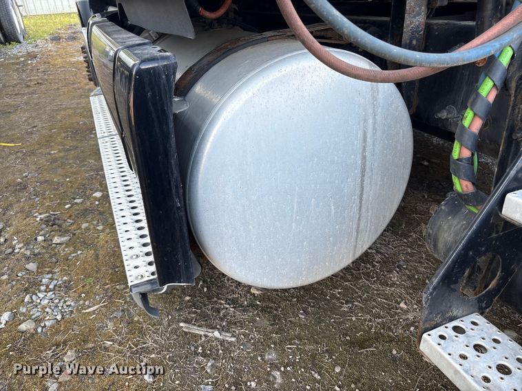 image for item YA0858 2015 Freightliner Cascadia semi truck