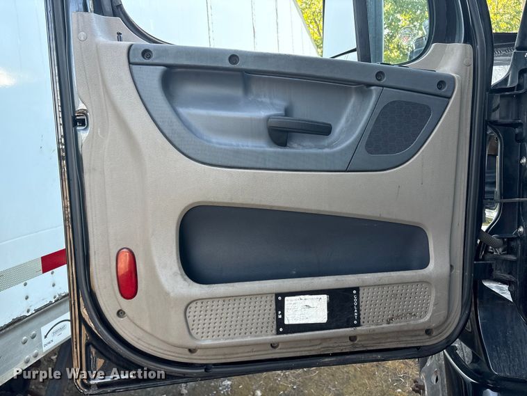 image for item YA0858 2015 Freightliner Cascadia semi truck