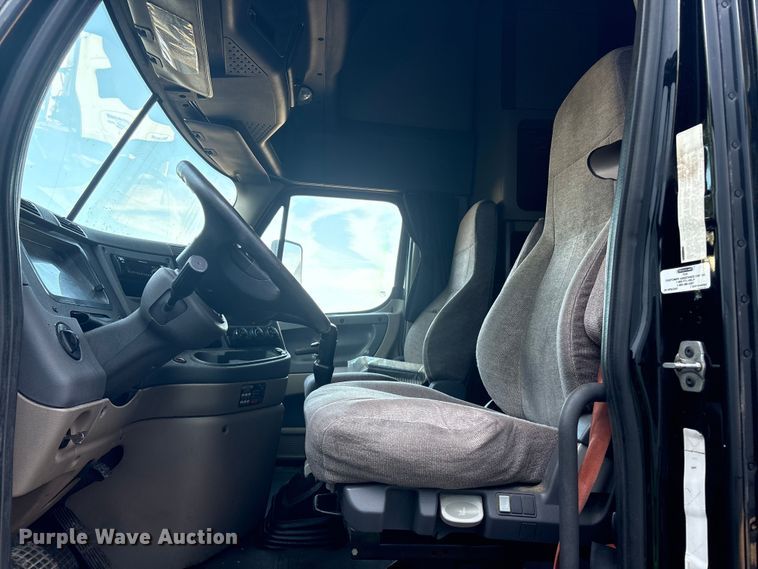 image for item YA0858 2015 Freightliner Cascadia semi truck