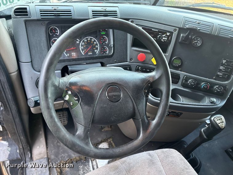 image for item YA0858 2015 Freightliner Cascadia semi truck