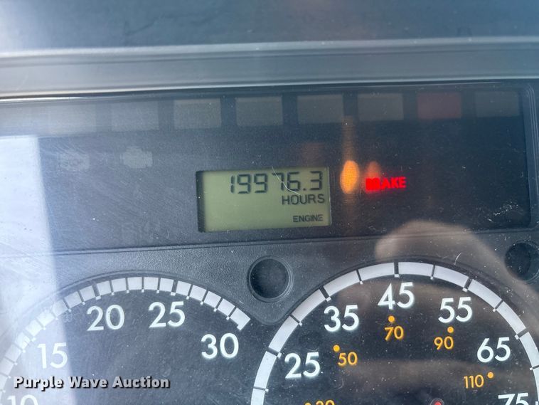 image for item YA0858 2015 Freightliner Cascadia semi truck