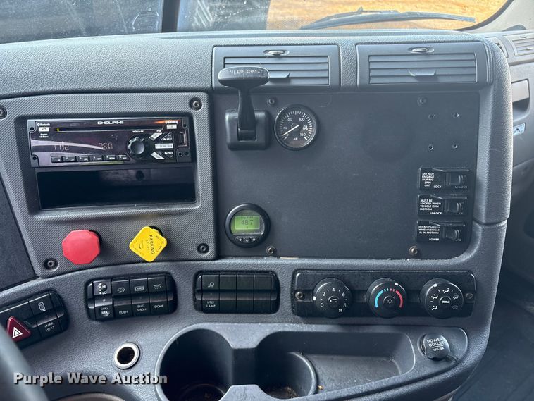 image for item YA0858 2015 Freightliner Cascadia semi truck