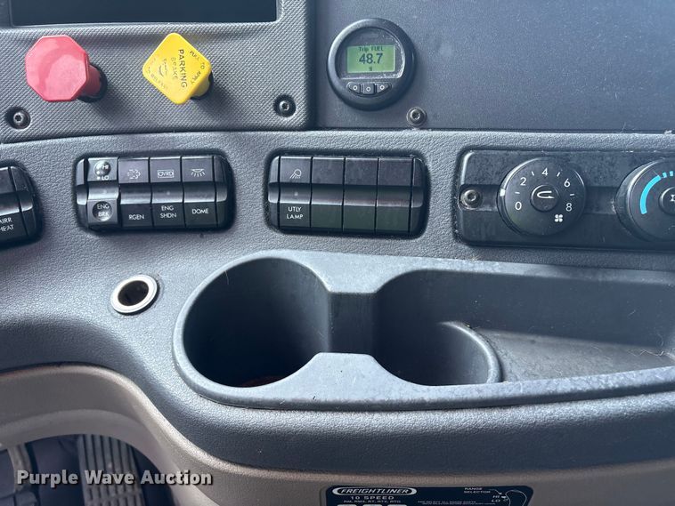 image for item YA0858 2015 Freightliner Cascadia semi truck