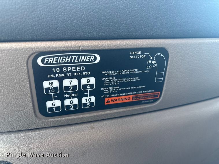 image for item YA0858 2015 Freightliner Cascadia semi truck