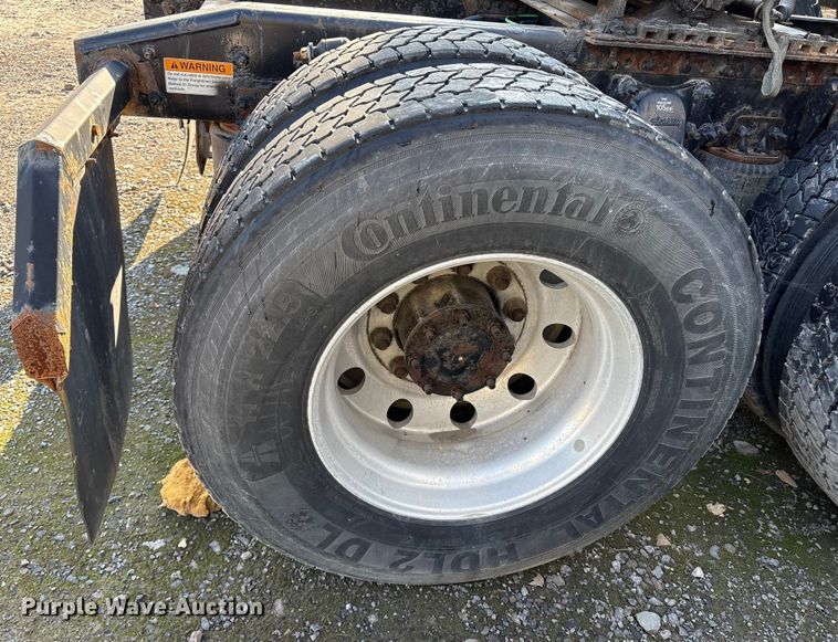 image for item YA0858 2015 Freightliner Cascadia semi truck