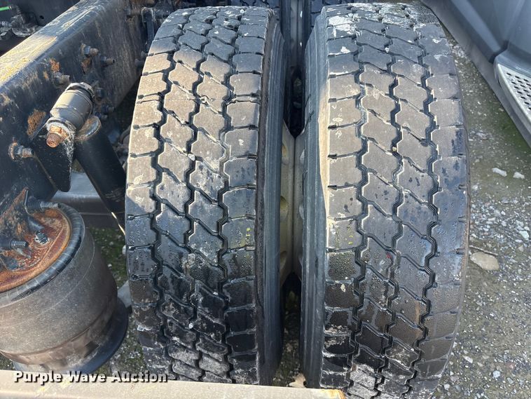 image for item YA0858 2015 Freightliner Cascadia semi truck