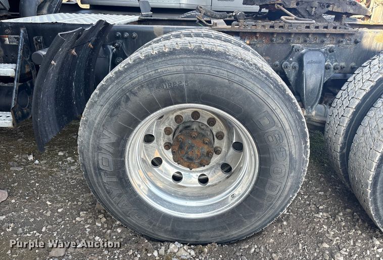 image for item YA0858 2015 Freightliner Cascadia semi truck