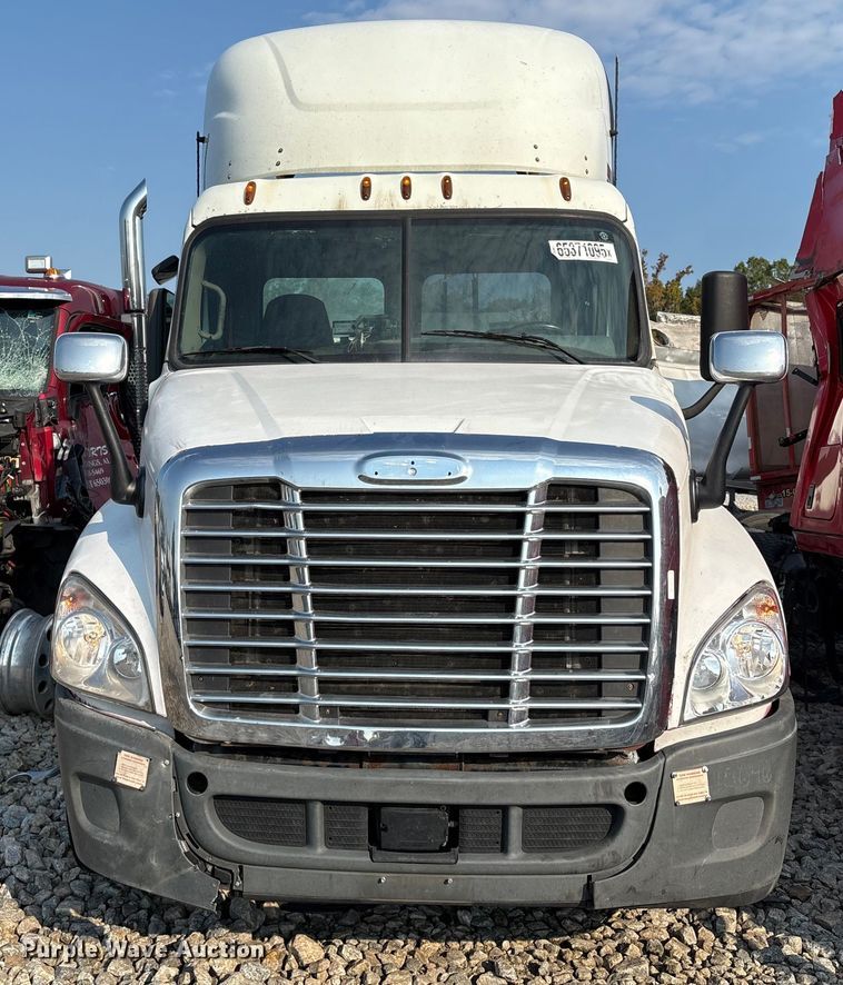 image for item YA0988 2016 Freighliner Cascadia 125 semi truck