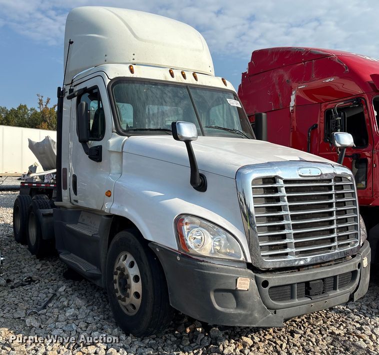 image for item YA0988 2016 Freighliner Cascadia 125 semi truck