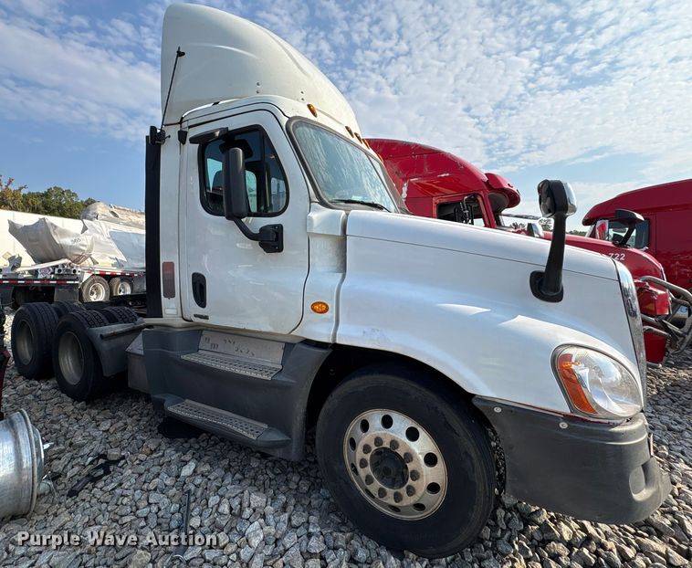 image for item YA0988 2016 Freighliner Cascadia 125 semi truck