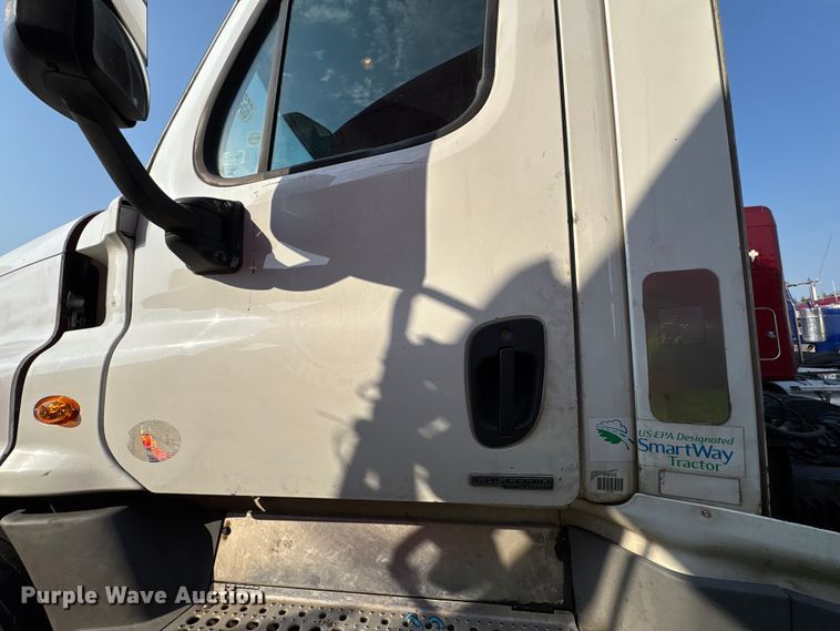 image for item YA0988 2016 Freighliner Cascadia 125 semi truck