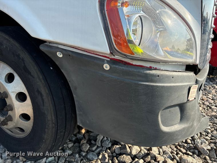 image for item YA0988 2016 Freighliner Cascadia 125 semi truck