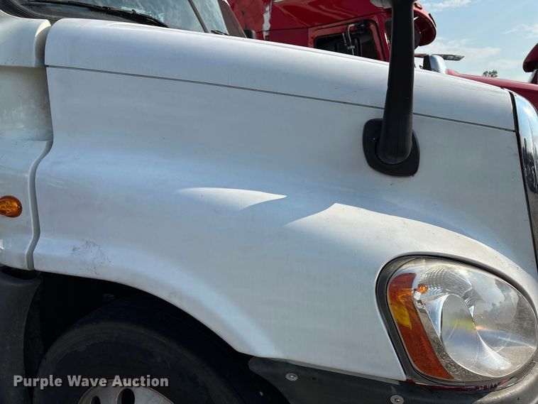 image for item YA0988 2016 Freighliner Cascadia 125 semi truck