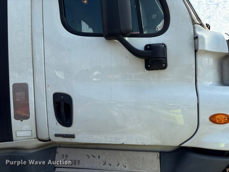 image for item YA0988 2016 Freighliner Cascadia 125 semi truck