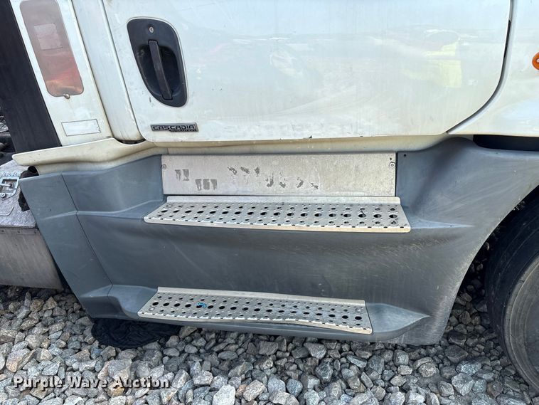 image for item YA0988 2016 Freighliner Cascadia 125 semi truck