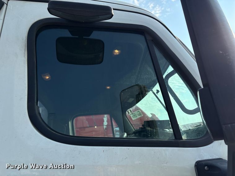 image for item YA0988 2016 Freighliner Cascadia 125 semi truck