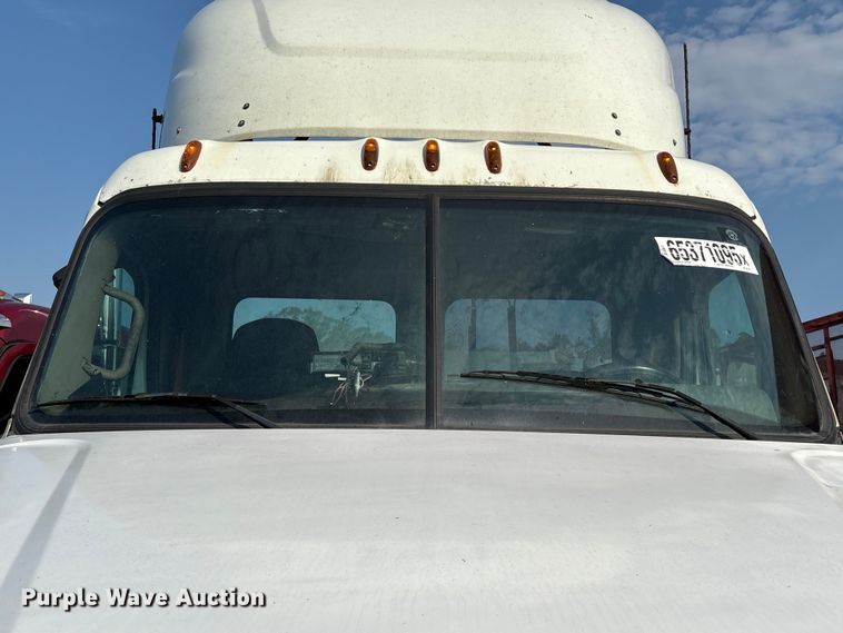 image for item YA0988 2016 Freighliner Cascadia 125 semi truck