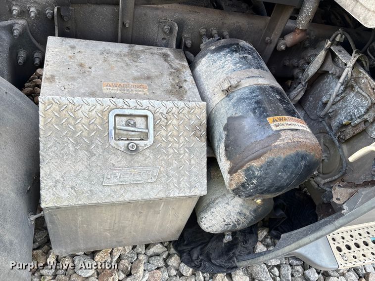 image for item YA0988 2016 Freighliner Cascadia 125 semi truck