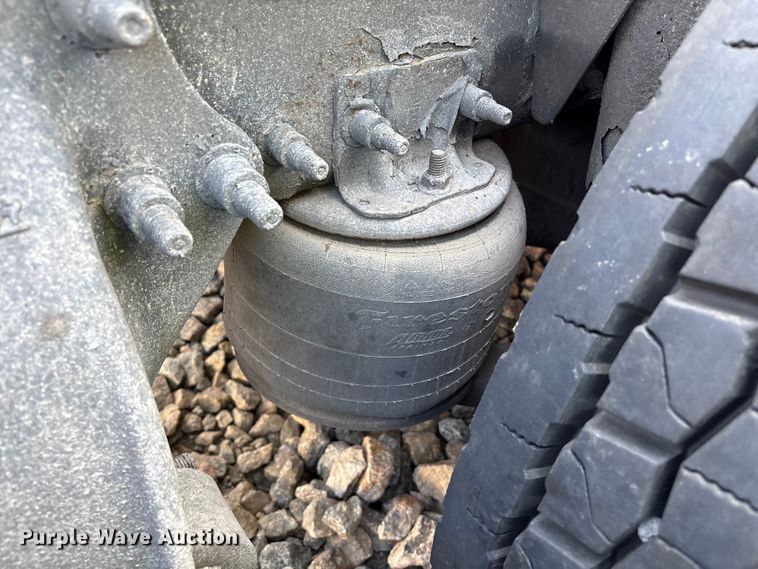 image for item YA0988 2016 Freighliner Cascadia 125 semi truck