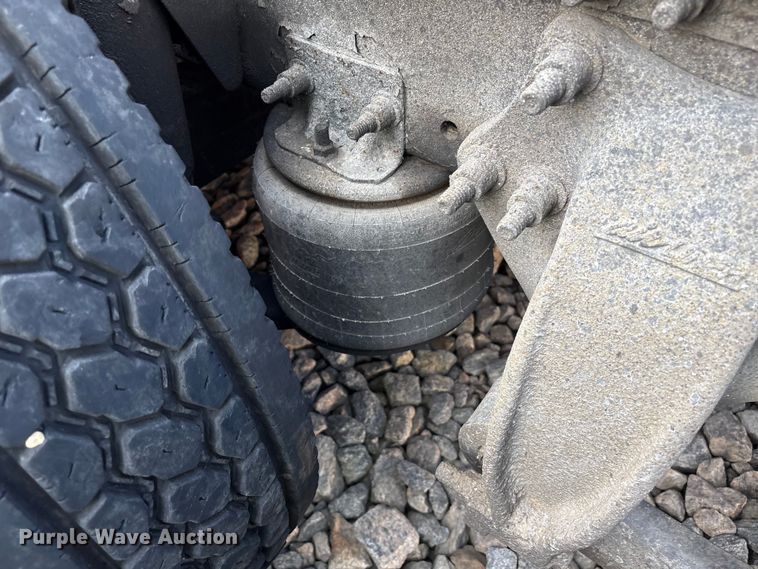 image for item YA0988 2016 Freighliner Cascadia 125 semi truck