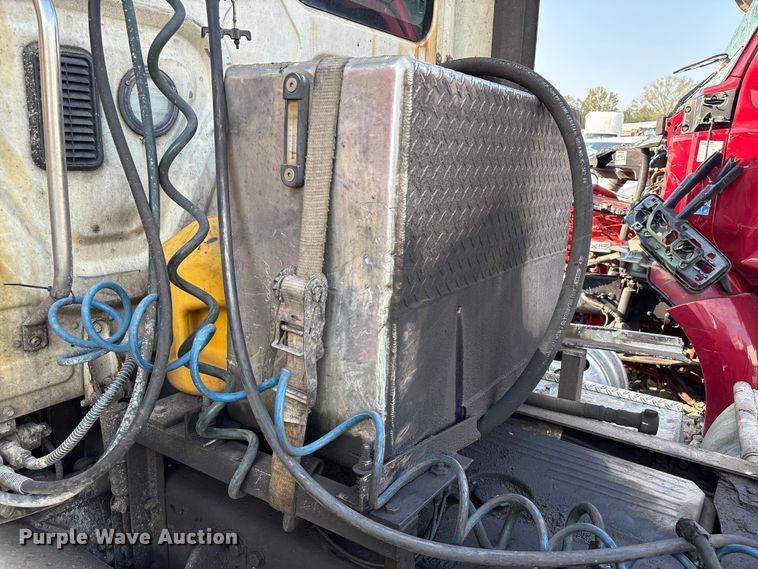 image for item YA0988 2016 Freighliner Cascadia 125 semi truck