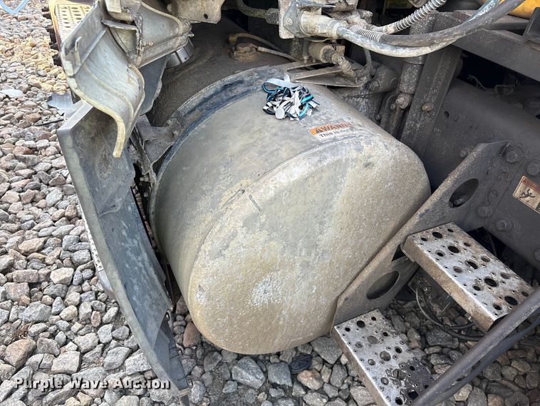 image for item YA0988 2016 Freighliner Cascadia 125 semi truck