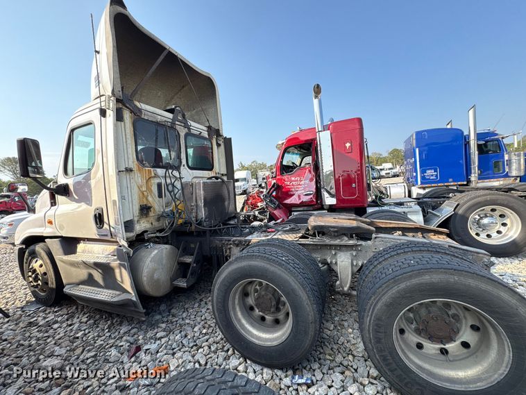 image for item YA0988 2016 Freighliner Cascadia 125 semi truck