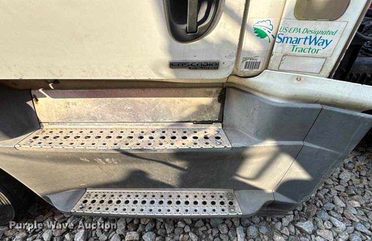 image for item YA0988 2016 Freighliner Cascadia 125 semi truck